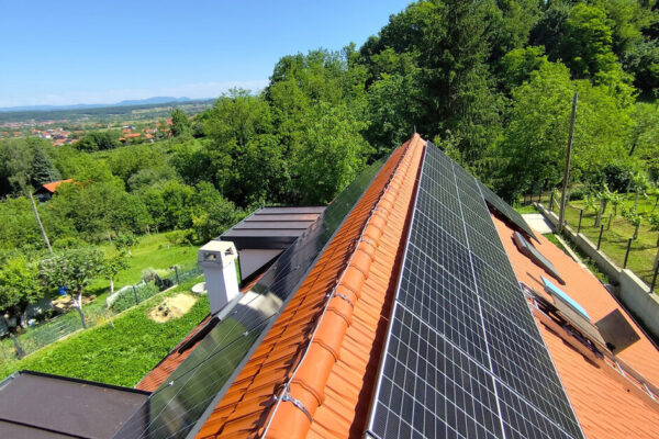 Solarna elektrana 10 kW cijena — fotonaponski paneli na krovu obiteljske kuće u kontinentalnoj Hrvatskoj