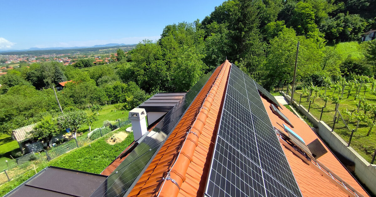 Solarna elektrana 10 kW cijena — fotonaponski paneli na krovu obiteljske kuće u kontinentalnoj Hrvatskoj