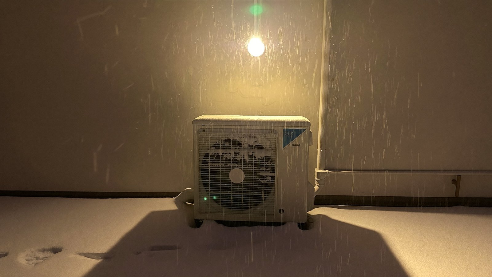 Dizalica topline pod snijegom noću – zimi najveći potrošač struje i razlog za prelazak praga od 3.000 kWh