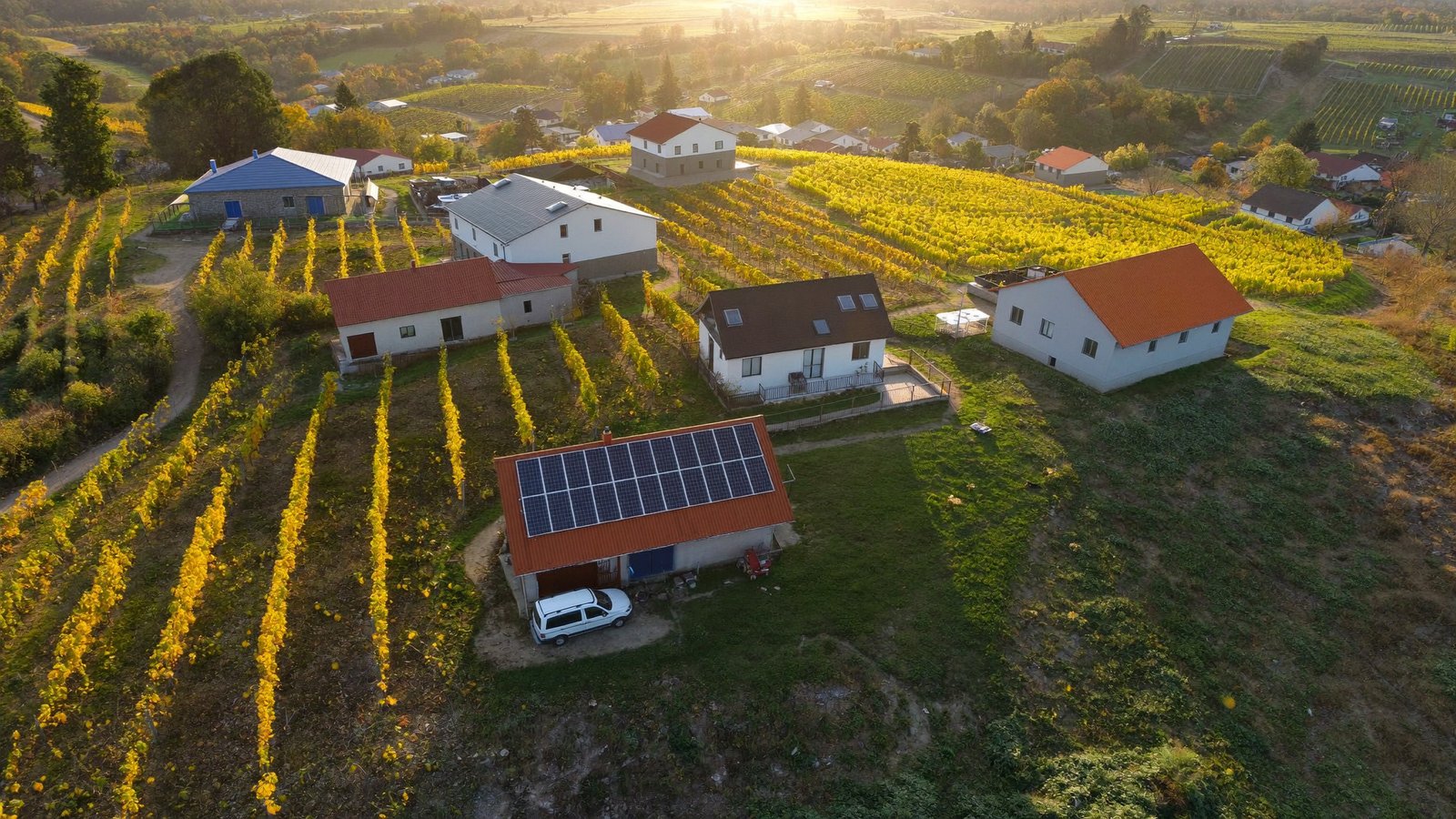 Selo u Hrvatskom zagorju iz zraka – kuća sa solarnom elektranom, primjer projekta spremnog za FZOEU natječaje 2026.