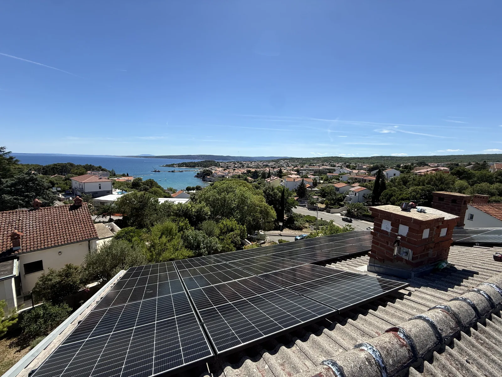 Solarna elektrana na krovu obiteljske kuće s pogledom na more, ugradnja Zenerg