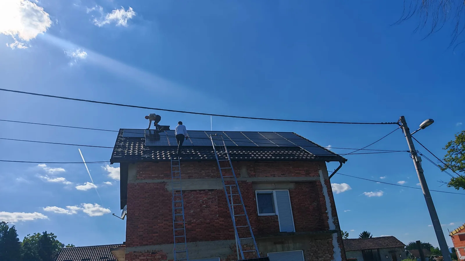 Montaža solarnih panela na krovu, ekipa Zenerga