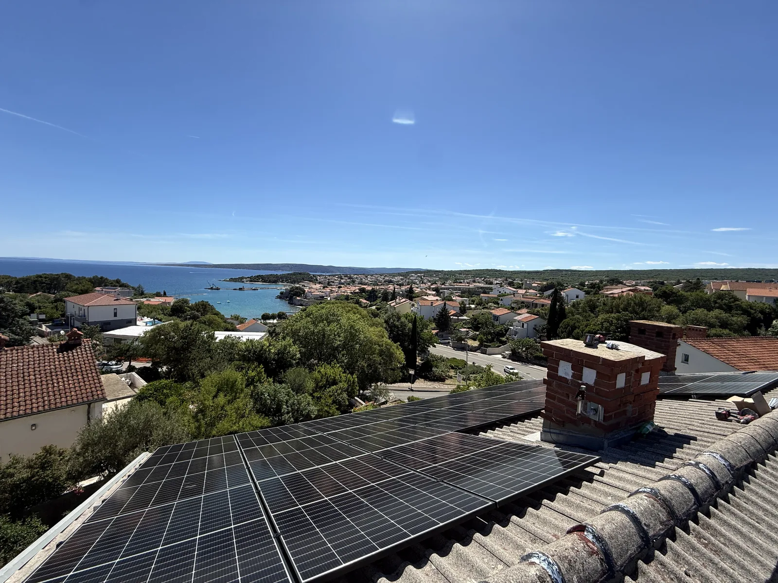 Solarna elektrana na krovu kuće s pogledom na more