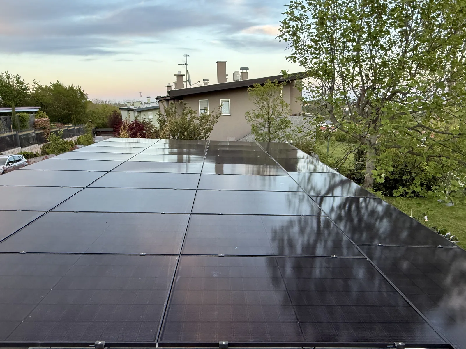 Solarna elektrana na krovu obiteljske kuće noću, ugradnja Zenerg