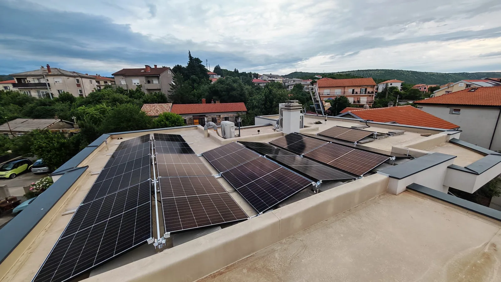 Solarni paneli na ravnom krovu u sumrak