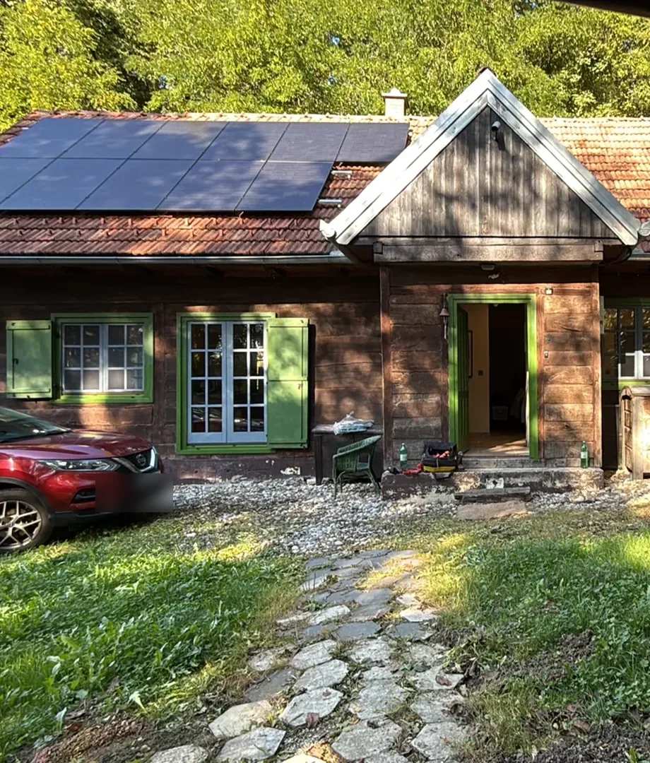Kuća sa solarnom elektranom i automobilom ispred, ugradnja Zenerg