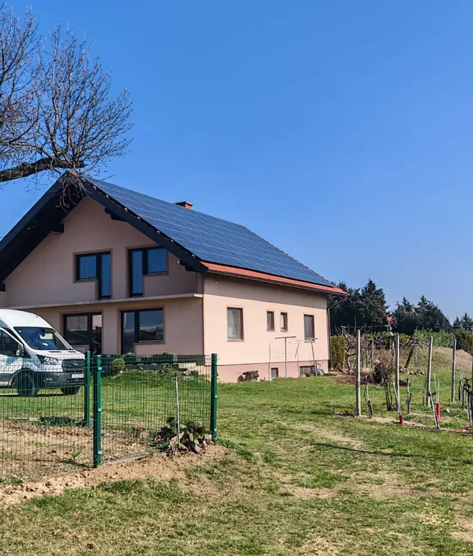 Solarni paneli na krovu obiteljske kuće, ugradnja Zenerg