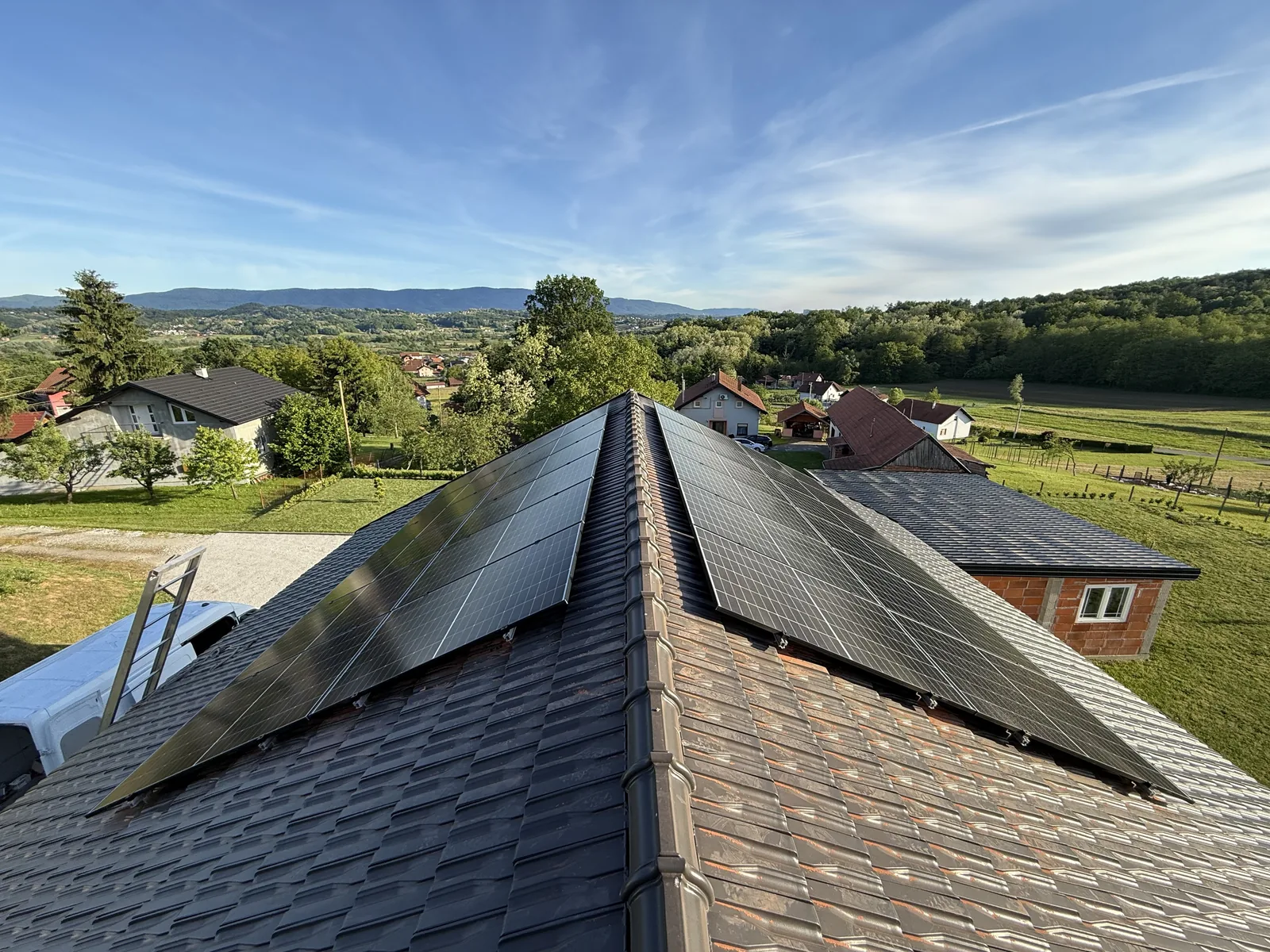 Solarna elektrana na dvostrešnom krovu u Zagorju