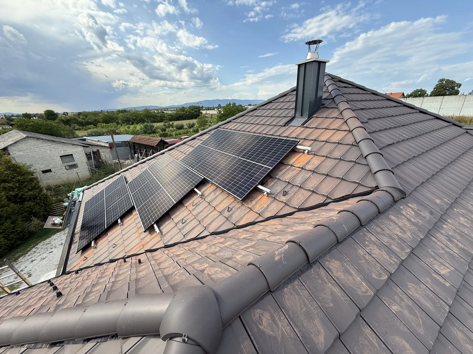 Solarna elektrana na krovu obiteljske kuće u zalazak sunca, ugradnja Zenerg