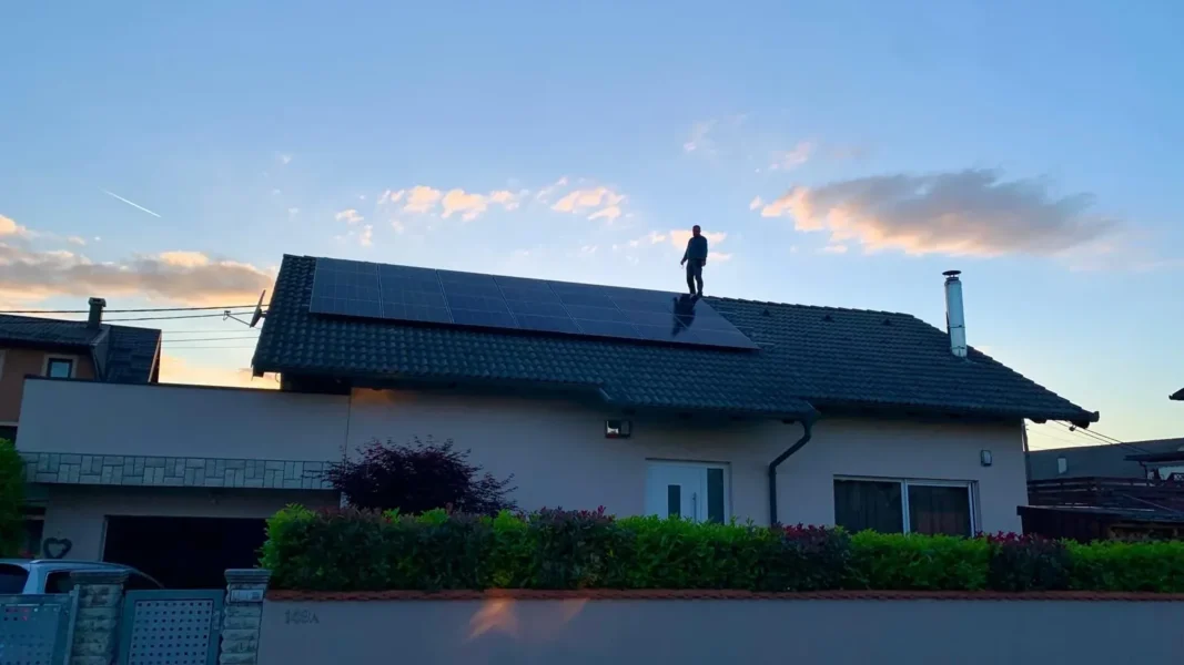 Povrat investicije solarne elektrane: kuća sa solarnom elektranom u zalazak sunca, ugradnja Zenerg