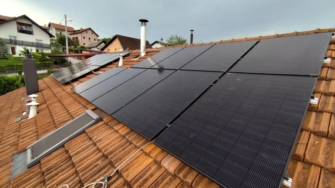 Crni solarni paneli na crijepu obiteljske kuće, ugradnja Zenerg