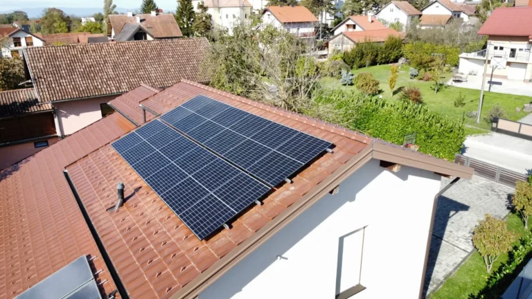 Solarna elektrana za kuću: obiteljska kuća sa solarnom elektranom na krovu, ugradnja Zenerg