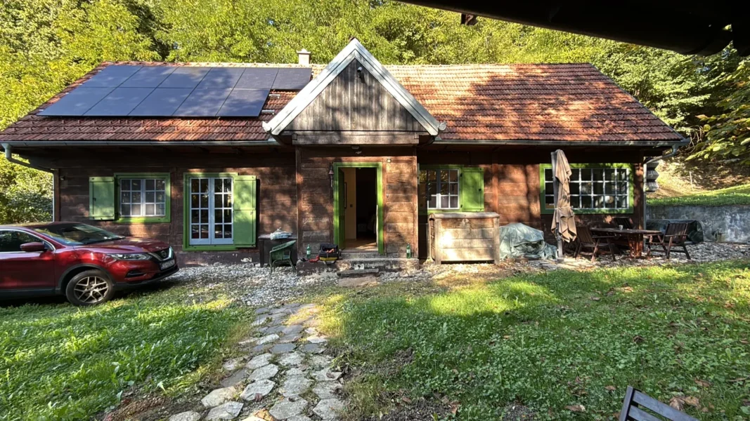 Solarna elektrana za vikendicu: vikendica u šumi sa solarnom elektranom na krovu, ugradnja Zenerg