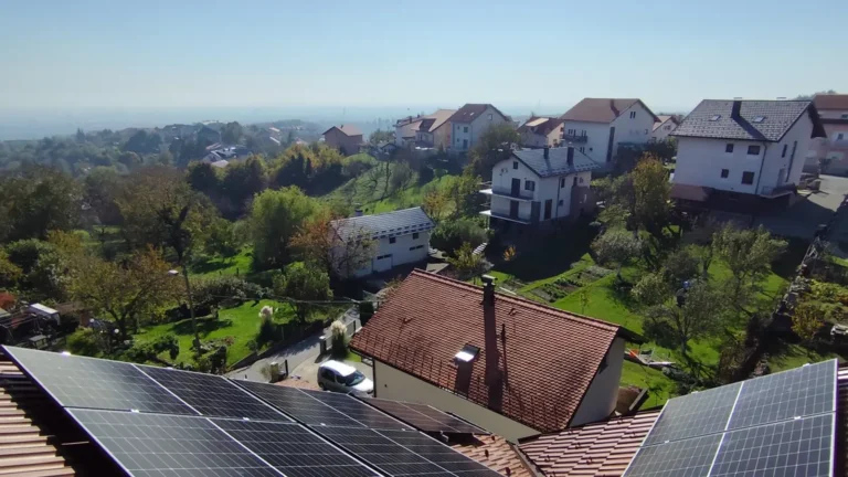 Solarna elektrana Zagreb: pogled s krova sa solarnim panelima na grad, ugradnja Zenerg