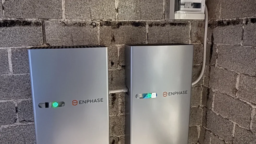 Solarne elektrane s baterijom: dvije Enphase baterije na zidu, ugradnja Zenerg