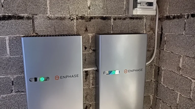 Solarne elektrane s baterijom: dvije Enphase baterije na zidu, ugradnja Zenerg