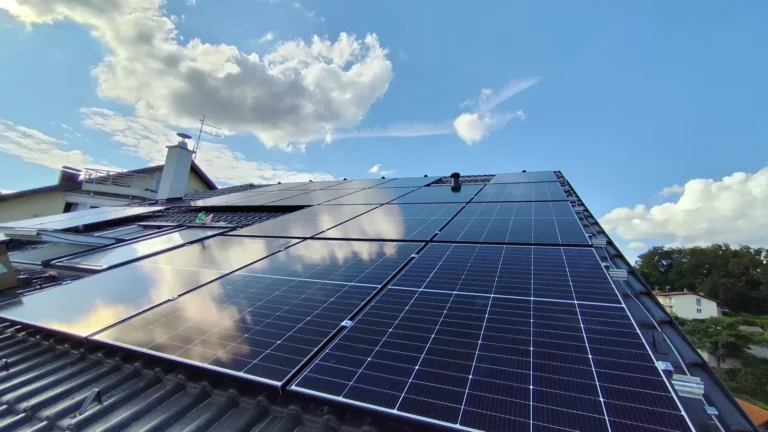 Solarni paneli 2026: solarni paneli na krovu pod plavim nebom, ugradnja Zenerg