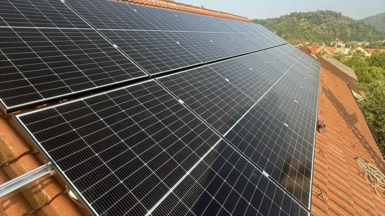 Tier 1 solarni paneli: solarni paneli na crijepu, pogled izbliza, ugradnja Zenerg