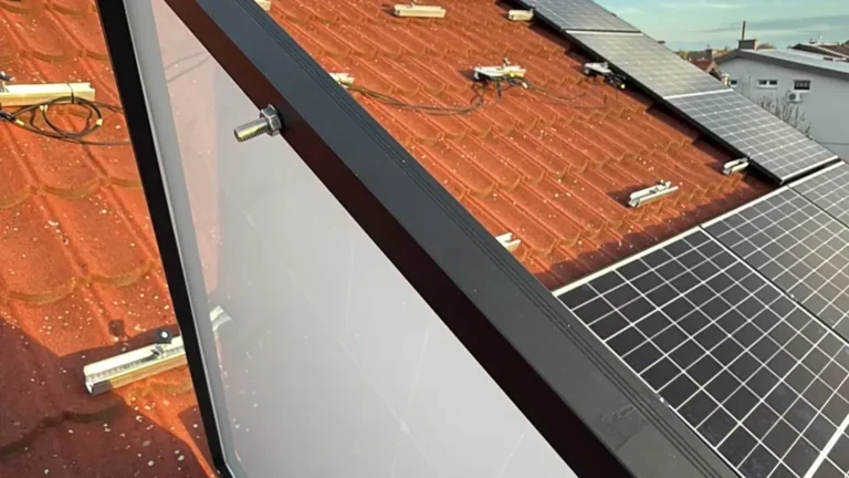 Zašto su svi solarni paneli kineski: solarni panel s naljepnicom proizvođača prije montaže, ugradnja Zenerg