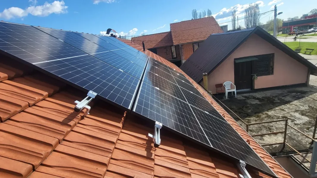 Montaža solarnih panela na biber crijep, ugradnja Zenerg
