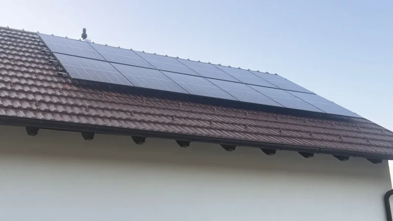Koliko stvarno košta solarna elektrana: crni solarni paneli na krovu moderne kuće, ugradnja Zenerg