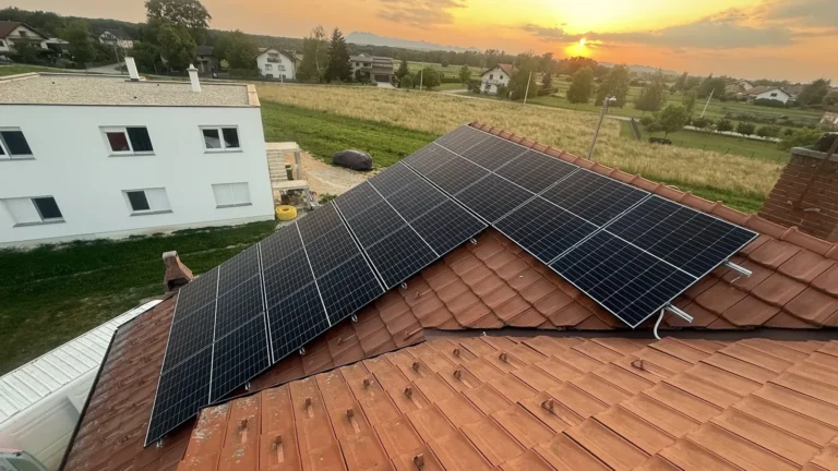 Solarna elektrana na krovu kuće u zalazak sunca, ugradnja Zenerg