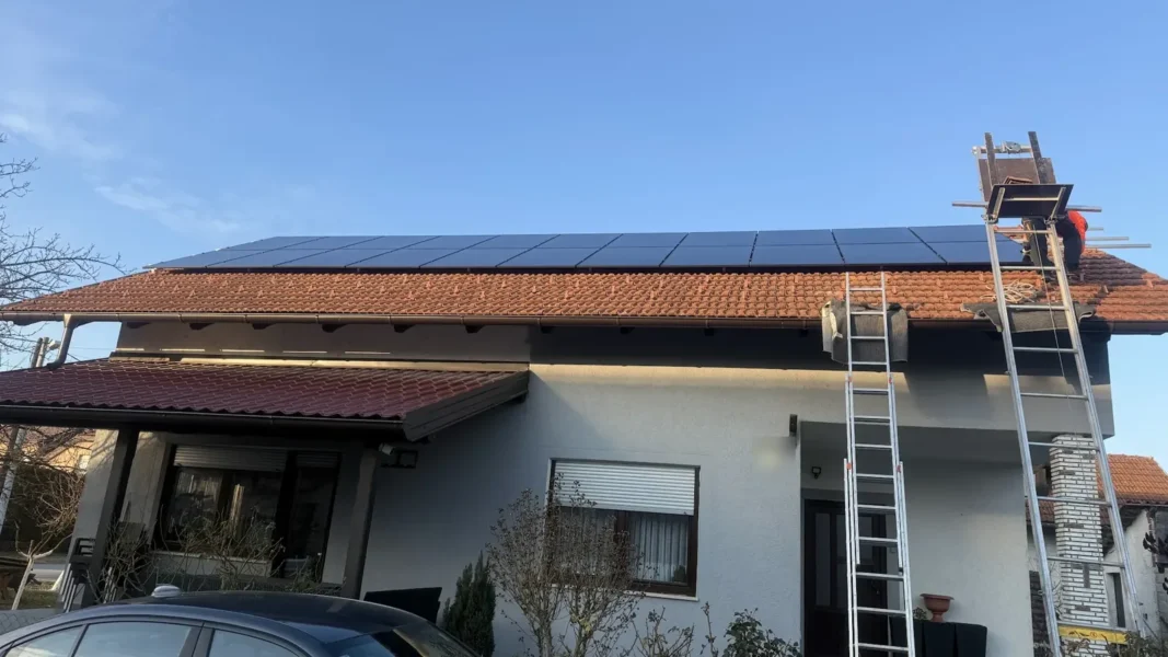 Auto parkiran ispred kuće sa solarnom elektranom, ugradnja Zenerg
