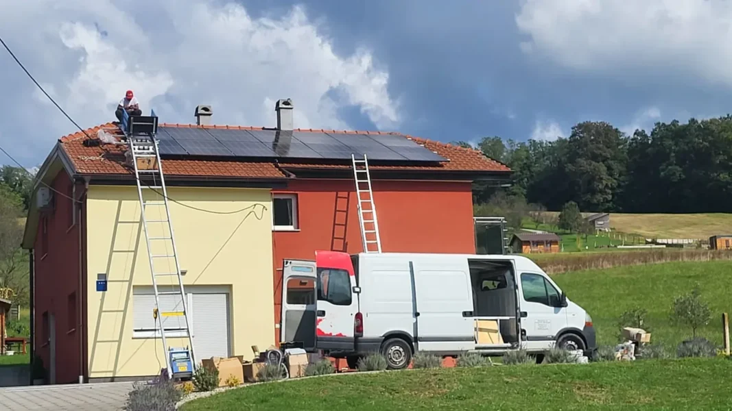 Ugradnja solarne elektrane: kuća, ljestve i Zenergov kombi