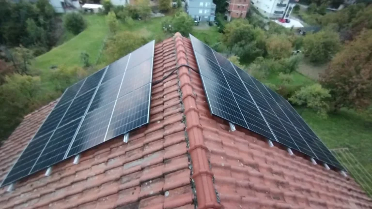 Krov obiteljske kuće u cijelosti prekriven solarnim panelima, ugradnja Zenerg