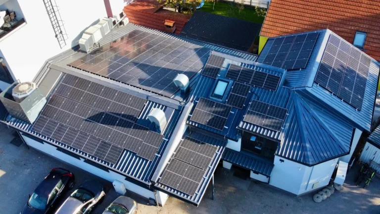 Solarna elektrana na krovu poslovne zgrade iz zraka, ugradnja Zenerg