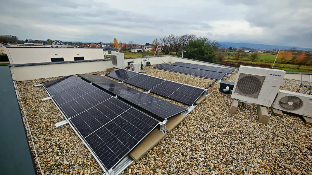 Solarni paneli na ravnom krovu uz vanjske jedinice dizalice topline, ugradnja Zenerg