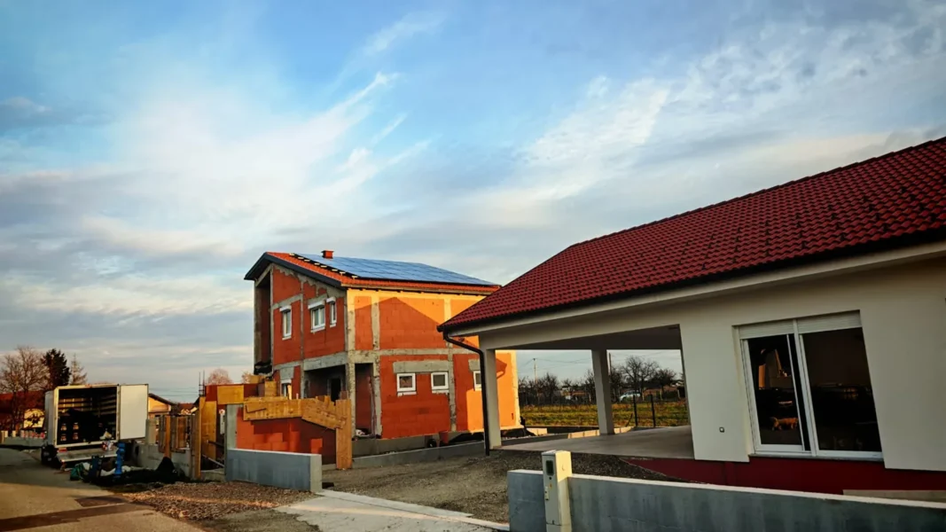 Solarna elektrana na gospodarskoj zgradi uz polje, ugradnja Zenerg