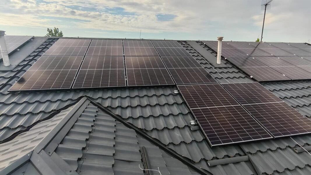 Solarni paneli na krovu obiteljske kuće, ugradnja Zenerg